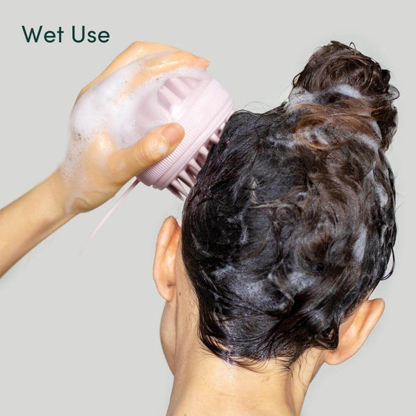 Charlotte Scalp Massaging Brush in Pink -wet use