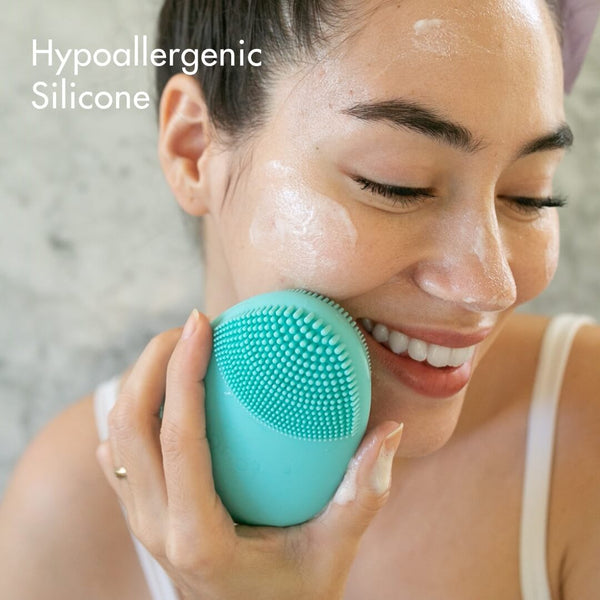 Sonic Facial Cleansing brush deep cleaning sensitive skin in Aqua