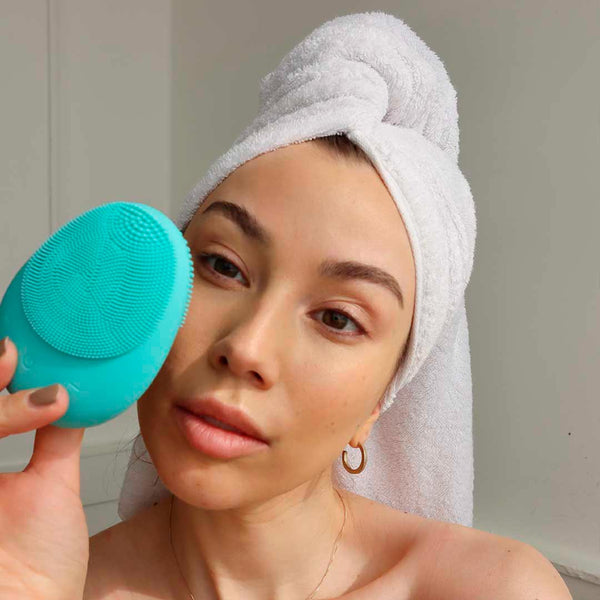 Sonic Facial Cleansing brush deep cleaning sensitive skin in Aqua