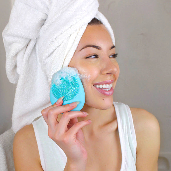 Sonic Facial Cleansing brush deep cleaning sensitive skin in Aqua