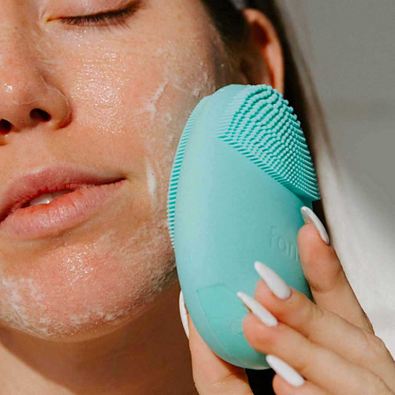Sonic Facial Cleansing brush deep cleaning sensitive skin in Aqua