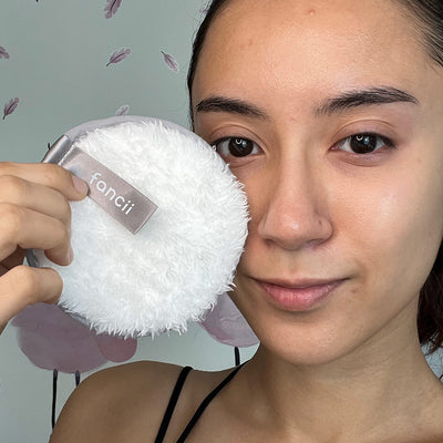 Female using Zoe dry ultra-absorbent, mega soft cleansing pads